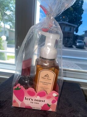 White Barn Champagne Toast Foaming Hand Soap Gift Set - White, Pink